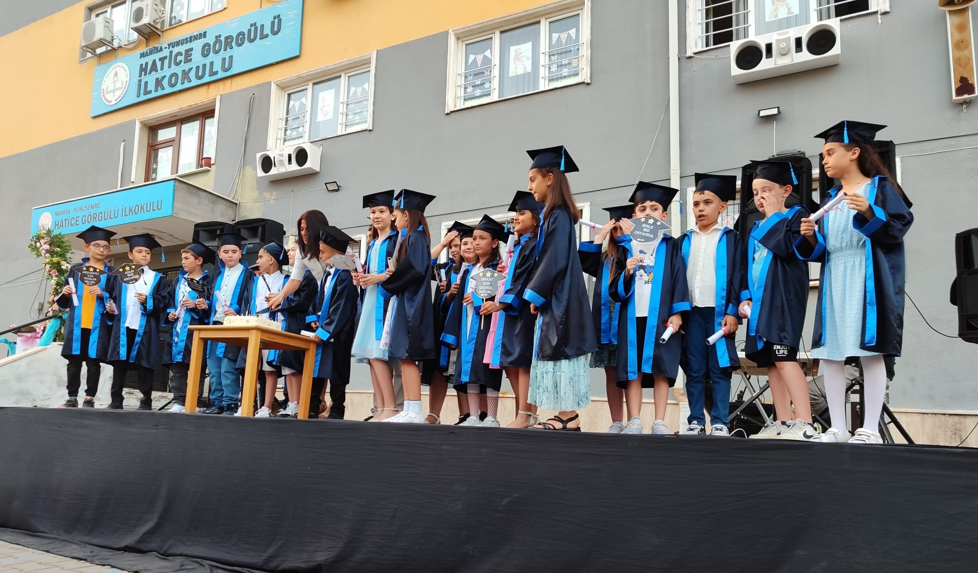 Okul Bahçesi Mezuniyet Tören Alanı Kurulumu Görseli 3